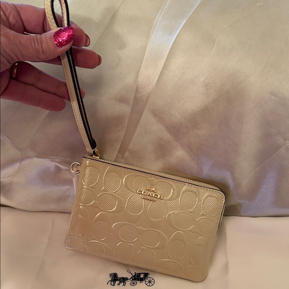 🌸 Coach NWT Chalk Corner Zip Wristlet In Signature Leather With Heart Charm - Picture 7 of 8